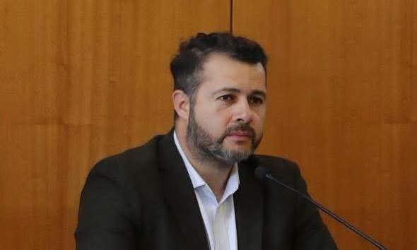 Condenan a exfuncionario que arrancó de un mordisco parte de la oreja izquierda del alcalde de Melipeuco