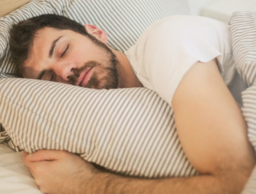 Más ingresos, menos sueño: estudio revela que quienes ganan más duermen hasta 30 minutos menos