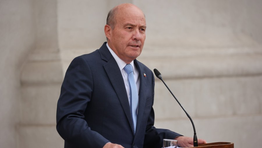 Ministro de Hacienda advierte "extrema situación" de caja fiscal y convocará comisión de expertos para abordar alza del petróleo