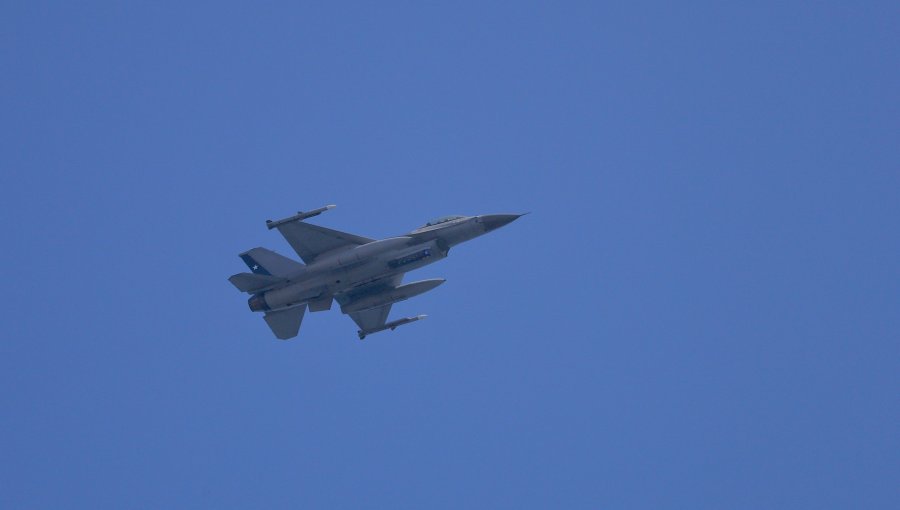Aviones F-16 de la FACh deleitaron a los habitantes de la región de Valparaíso: mira algunas imágenes del sobrevuelo