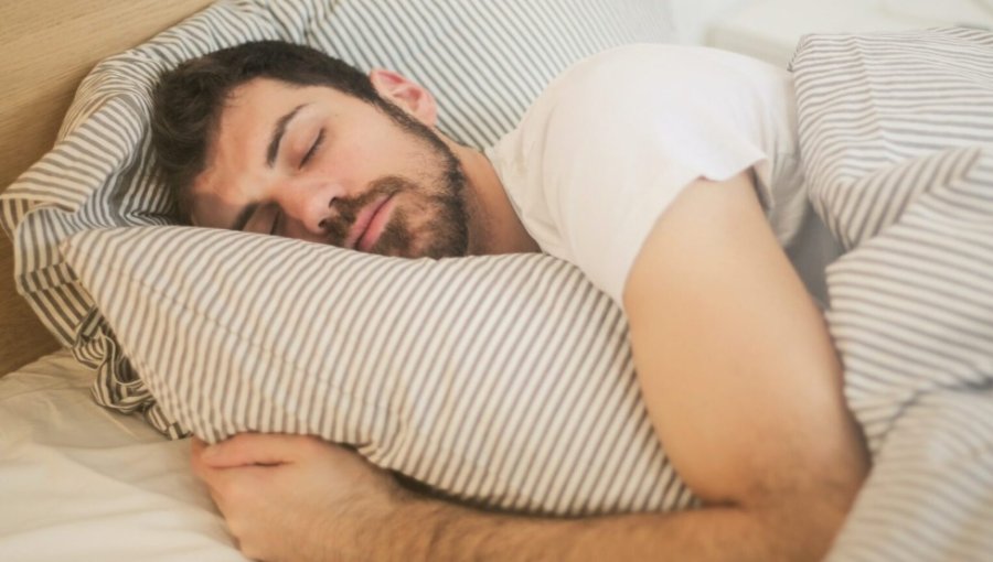 Más ingresos, menos sueño: estudio revela que quienes ganan más duermen hasta 30 minutos menos