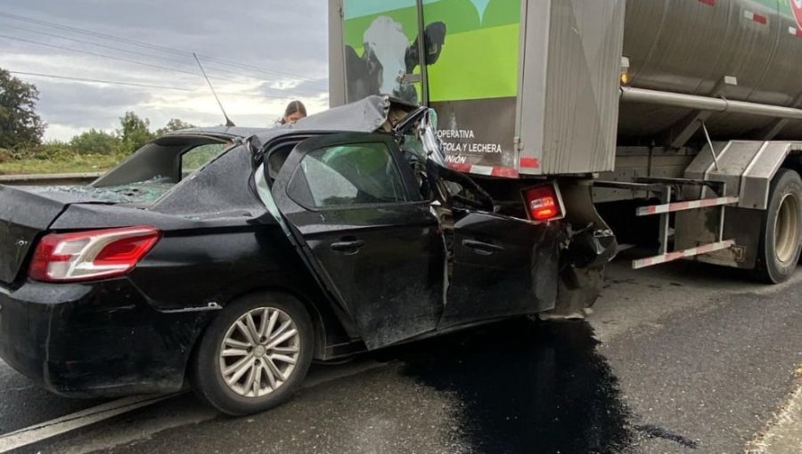 Tres personas mueren tras colisión entre automóvil y camión en la Ruta 5 Sur en Río Bueno