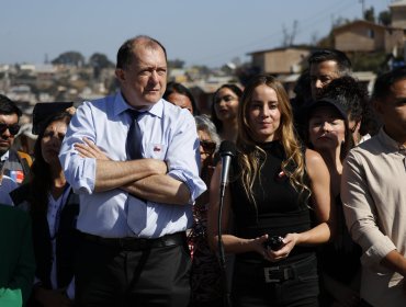 Ministro Poduje se reúne con damnificados del mega incendio y asegura “en dos semanas” levantar inhabilidades para reconstrucción