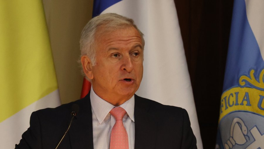 Exministro Larraín analiza la situación fiscal y dice que "hay un deterioro significativo en los últimos tres años"