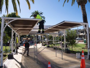 Instalan techumbre en pérgolas del Parque Cívico Belén para mejorar condiciones de trabajo de las pymes de Villa Alemana