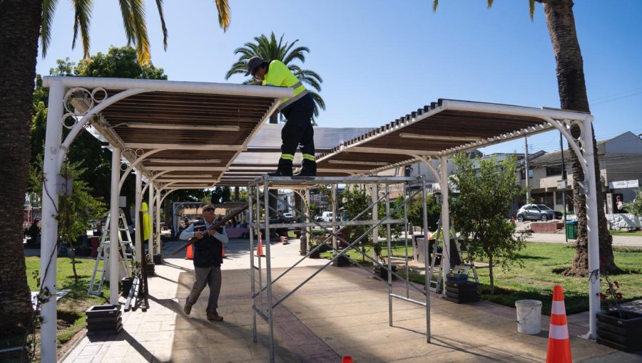 Instalan techumbre en pérgolas del Parque Cívico Belén para mejorar condiciones de trabajo de las pymes de Villa Alemana
