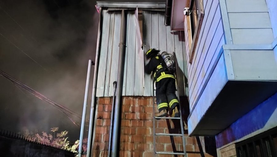 Incendio estructural afectó a empresa procesadora de agua embotellada en La Calera