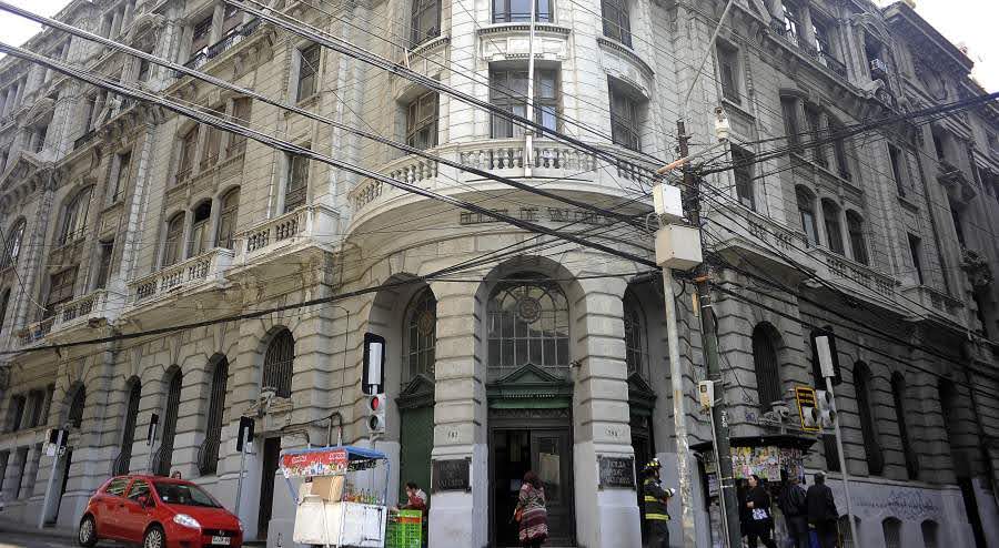 Dan inicio a obras que mejorarán fachada del ex edificio de Bolsa de Valores en Valparaíso