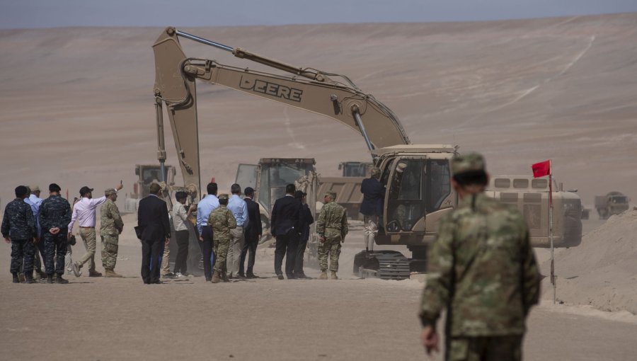 Presidente de Perú por zanjas en frontera con Chile: advierte sobre "volver a los tiempos en que se construía el Muro de Berlín"