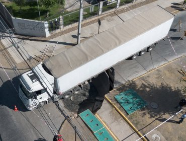 Socavón en Renca: camión de 30 toneladas hunde la calzada y tensiona a empresas por filtración