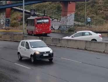 Doble accidente en el Troncal Urbano de Viña: Camioneta chocó contra un poste y un automóvil particular colisionó con microbús