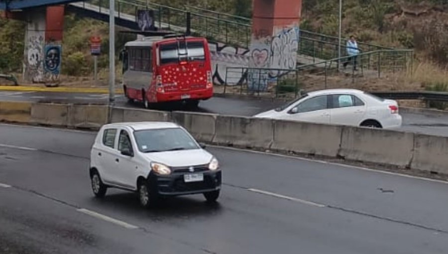 Doble accidente en el Troncal Urbano de Viña: Camioneta chocó contra un poste y un automóvil particular colisionó con microbús