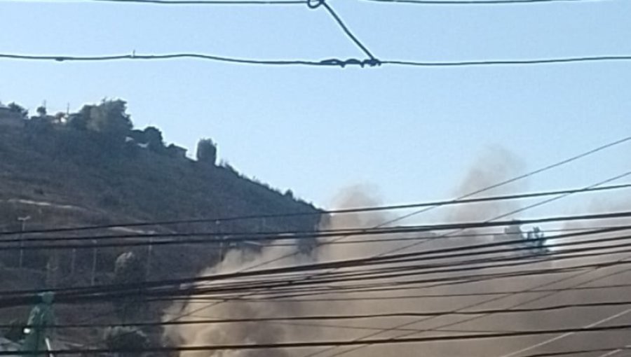 Incendio estructural declarado en el sector del Olivar en Viña del Mar moviliza a Bomberos