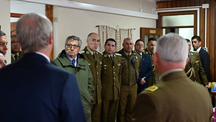 Presidente Kast viaja a Puerto Varas y rinde homenaje a carabinero fallecido: "Es necesario estar cuando despedimos a un mártir"