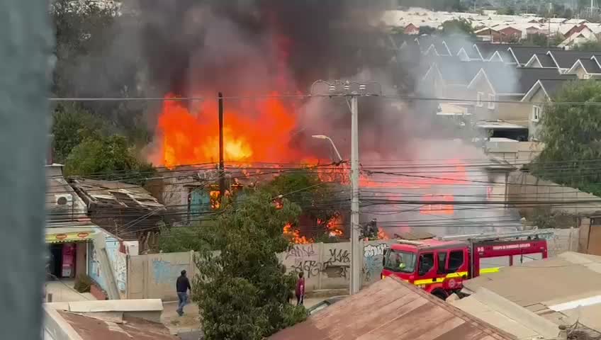 Violento incendio en plena Avenida 21 de Mayo en Quillota movilizó a Bomberos