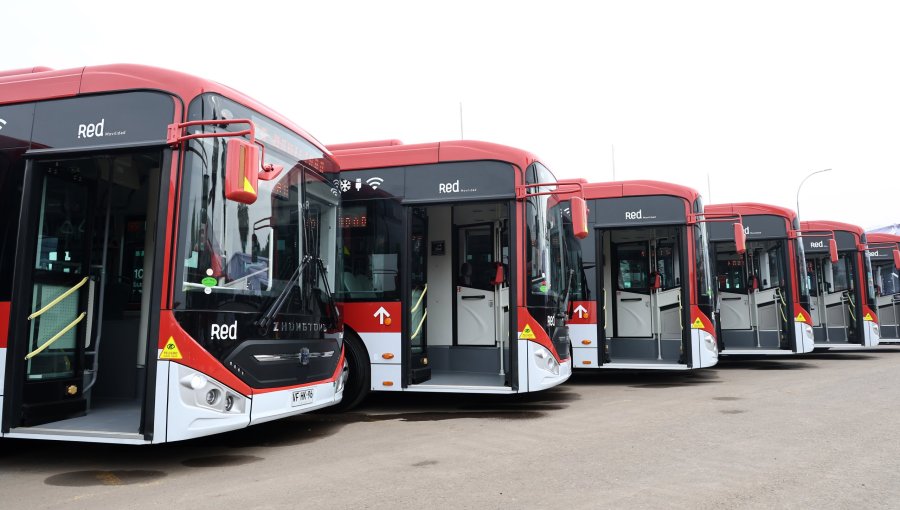 Ministro de Transportes revela que faltan choferes en micros: “Existe una gran cantidad de buses estacionados”