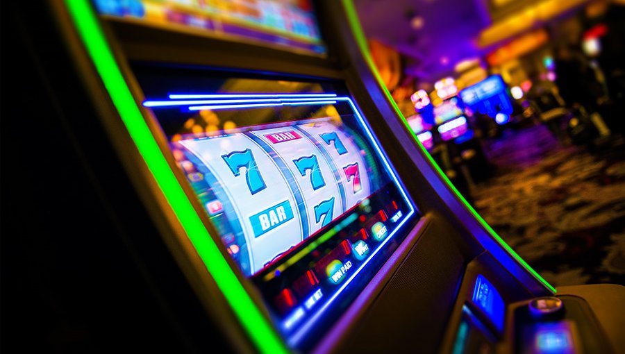 Contraloría detecta que 910 funcionarios públicos apostaron más de $11 mil millones en casinos pese a prohibición legal