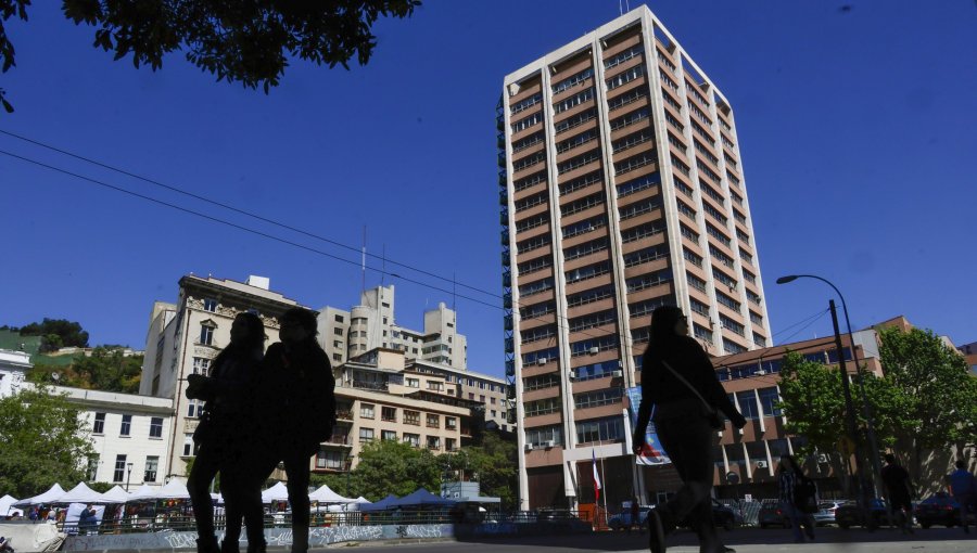 Tras fallida primera licitación, reactivan proceso para normalizar el edificio Esmeralda: estudio se implementaría en junio