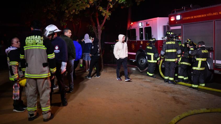 Mujer está grave tras incendio por ataque con bombas molotov a su casa en Recoleta: habrían sido lanzadas por su expareja