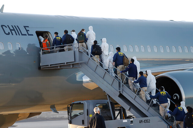 Director de Migraciones anuncia que en abril saldrá el primer vuelo chárter a Colombia con alrededor de 60 personas