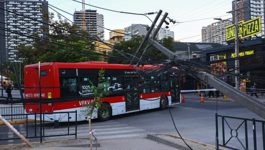 Bus RED derriba tres postes en Ñuñoa y provoca corte de luz y caos vial