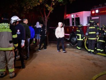 Mujer está grave tras incendio por ataque con bombas molotov a su casa en Recoleta: habrían sido lanzadas por su expareja