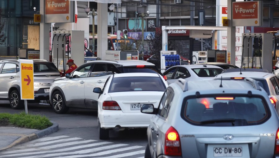 Caos en bencineras de Valparaíso: largas filas de autos y kilométricos tacos marcan la previa a dolorosa alza en el precio de combustibles
