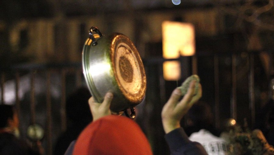 Tras anuncio de la histórica alza en los combustibles: Cacerolazos se registraron en algunas comunas del país