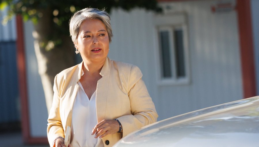 Jara critica la gestión de Kast por alza del combustible: "El Gobierno está apagando el incendio con bencina"