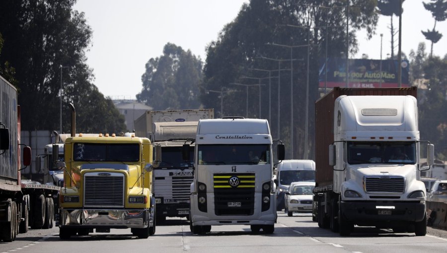 Confederación de Transportistas emplaza al Gobierno y al Congreso a "ayudar a resolver este grave problema" de los combustibles