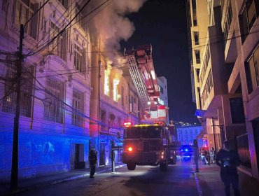 Incendio consume un inmueble de dos pisos en pleno Barrio Puerto de Valparaíso