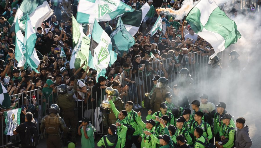 Una multitud de hinchas de S. Wanderers recibió al plantel sub-20 campeón de América en las afueras del estadio Elías Figueroa