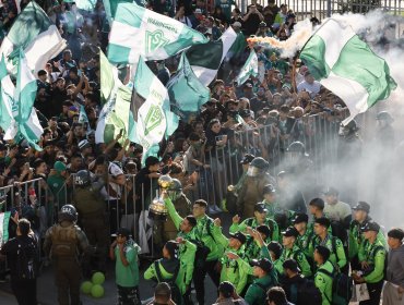 Una multitud de hinchas de S. Wanderers recibió al plantel sub-20 campeón de América en las afueras del estadio Elías Figueroa