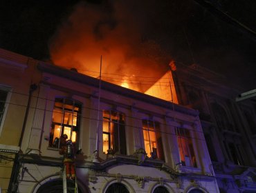 Intenso incendio afecta un inmueble de dos pisos en pleno Barrio Puerto de Valparaíso