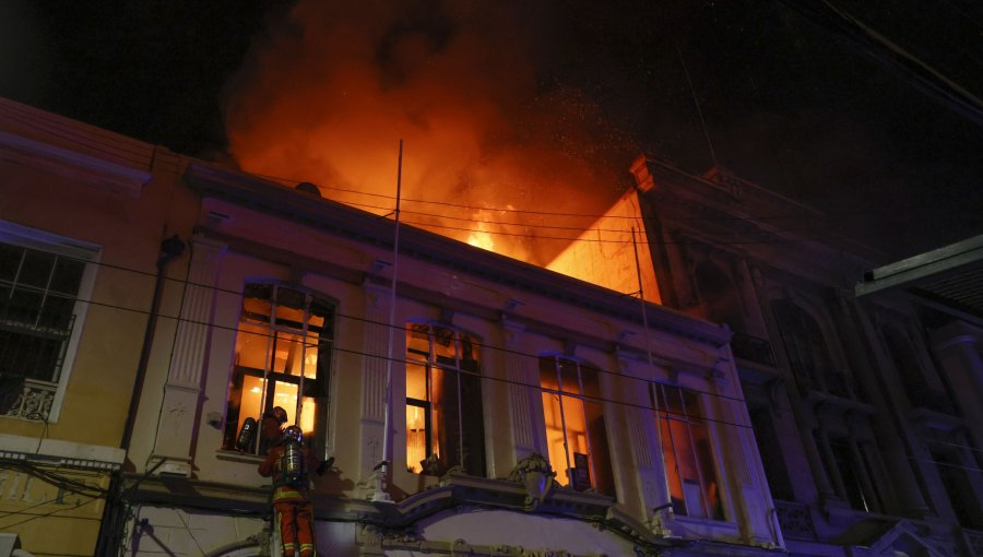 Intenso incendio afecta un inmueble de dos pisos en pleno Barrio Puerto de Valparaíso