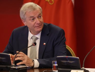 Alza del precio de los combustibles da fuerte golpe al Gobierno: aprobación de Kast cae al 42% y desaprobación sube al 48%