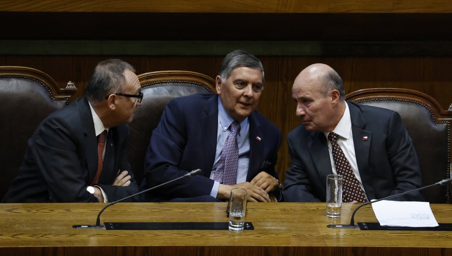 Ministro Alvarado descarta “quiebra” del Estado y tensiona al Gobierno tras polémico mensaje por alza de bencinas