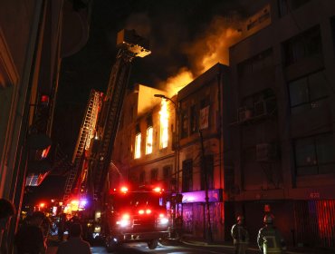 Autoridades coordinan plan de recuperación patrimonial tras nuevo incendio en edificio del Barrio Puerto de Valparaíso