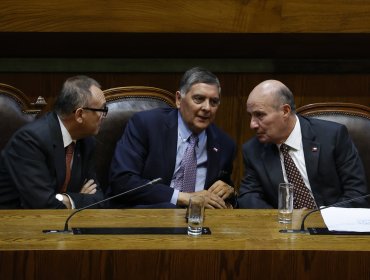 Ministro Alvarado descarta “quiebra” del Estado y tensiona al Gobierno tras polémico mensaje por alza de bencinas