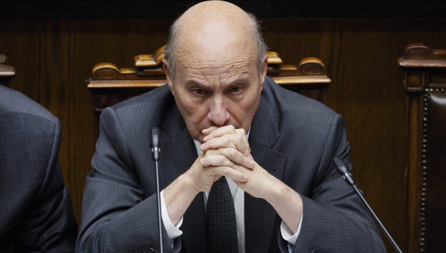 Diputados de oposición solicitan sesión especial para que Ministro de Hacienda responda por alza de combustibles