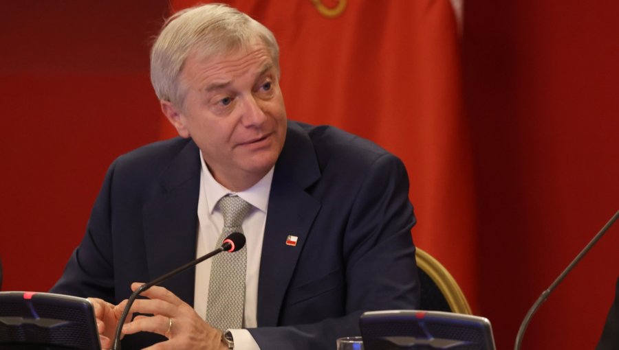 Alza del precio de los combustibles da fuerte golpe al Gobierno: aprobación de Kast cae al 42% y desaprobación sube al 48%