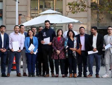 Alcaldes presionan a La Moneda por alza de combustibles: exigen medidas urgentes para proteger a las familias