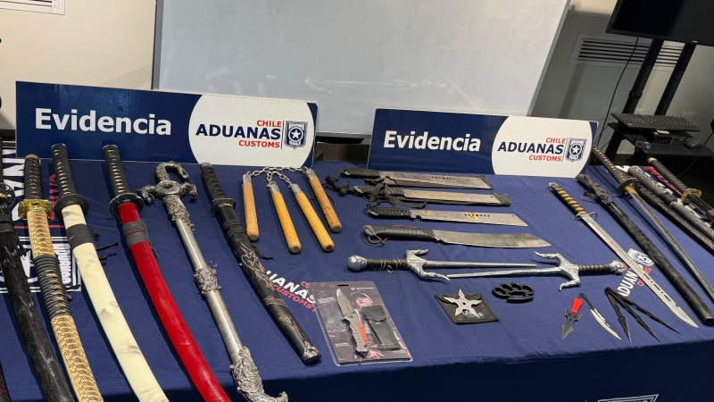 Aduanas de Talcahuano entrega arsenal incautado al Ejército en Concepción: más de 90 armas blancas decomisadas