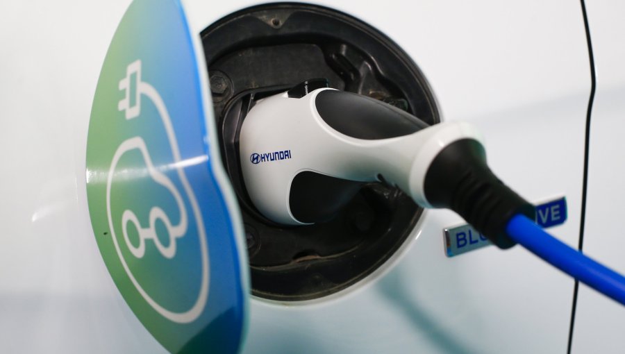 Alza de combustibles impulsa fuerte aumento en interés en Chile por los autos eléctricos