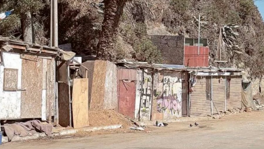 Fuerza pública ejecuta desalojo en playa Las Torpederas de Valparaíso tras robo y amenazas