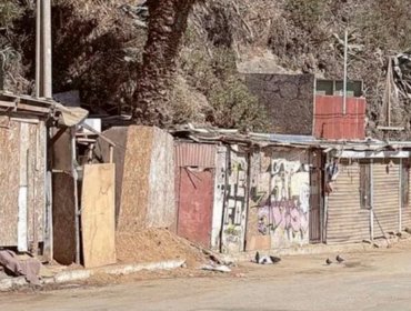 Fuerza pública ejecuta desalojo en playa Las Torpederas de Valparaíso tras robo y amenazas