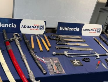 Aduanas de Talcahuano entrega arsenal incautado al Ejército en Concepción: más de 90 armas blancas decomisadas