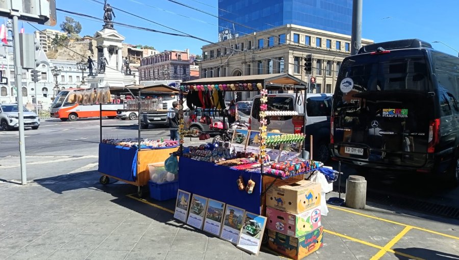 Con la entrega de 14 permisos, Valparaíso implementa reordenamiento al comercio ambulante en acceso a Estación Puerto