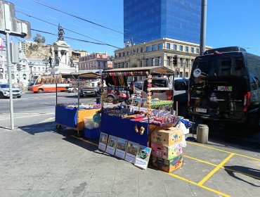 Con la entrega de 14 permisos, Valparaíso implementa reordenamiento al comercio ambulante en acceso a Estación Puerto