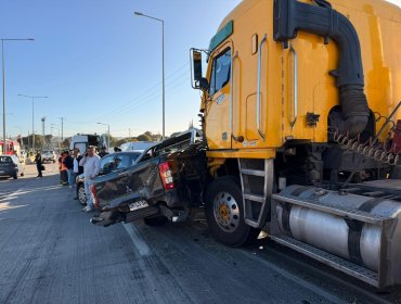 Colisión entre un camión y cinco vehículos menores deja ocho personas lesionadas en el Camino Internacional de Concón